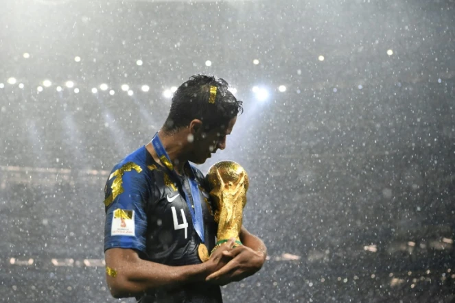 Le défenseur français Raphaël Varane avec le trophée de la Coupe du monde, le 15 juillet 2018 à Moscou