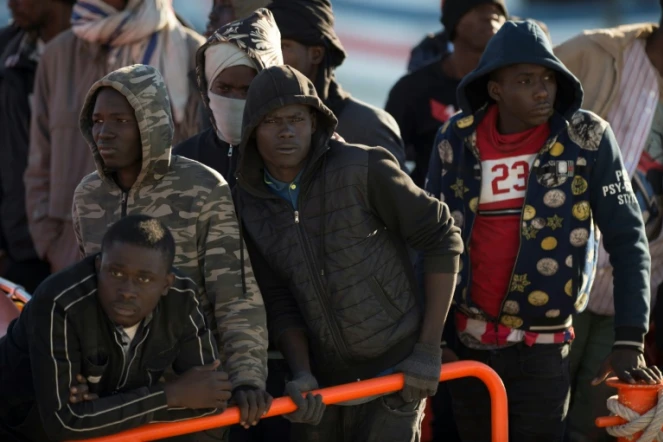 Des migrants secourus au large des côtes espagnoles par les gardes-côtes arrivent dans le port de Malaga le 10 décembre 2018