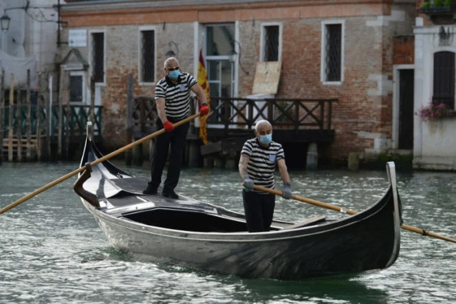 Des gondoliers reprennent du service le 18 mai 2020 à Venise mais les clients sont très rares