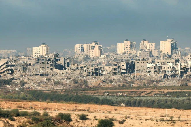 Une photo prise près de la frontière entre Israël et Gaza montre des bâtiments largement détruits dans la bande de Gaza le 16 novembre 2023