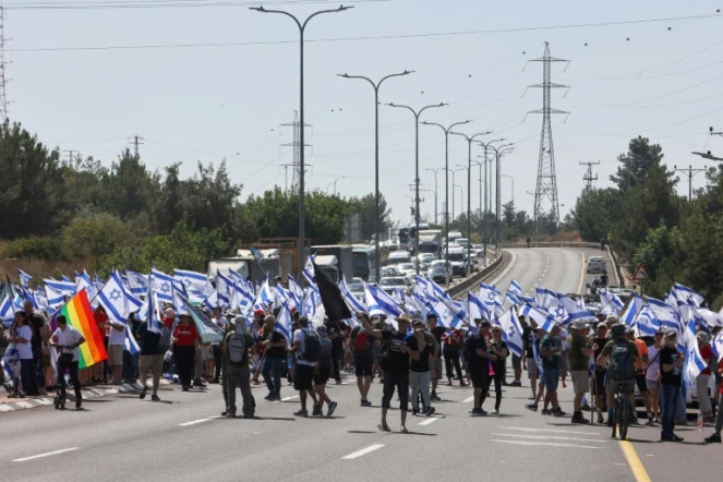 Ds manifestants bloquent la route 443 reliant Jérusalem et Tel Aviv, près de la ville israélienne de Modiin, le 11 juillet 2023