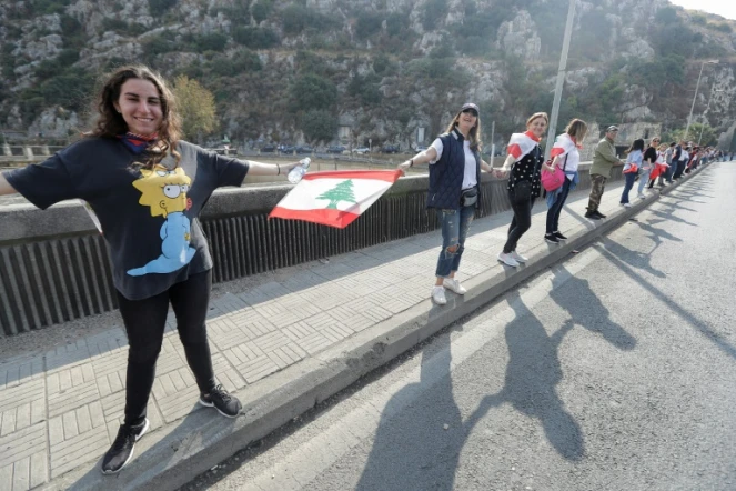 Une chaîne humaine est formée par des manifestants, ici à Nahr al-Kalb dans le nord de Beyrouth, au Liban