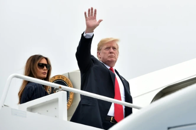 Le président américain Donald Trump et la Première-Dame Melania Trump embarquent à bord de l'avion présidentiel Air Force One à Morristown dans le New Jersey, le 22 juillet 2018