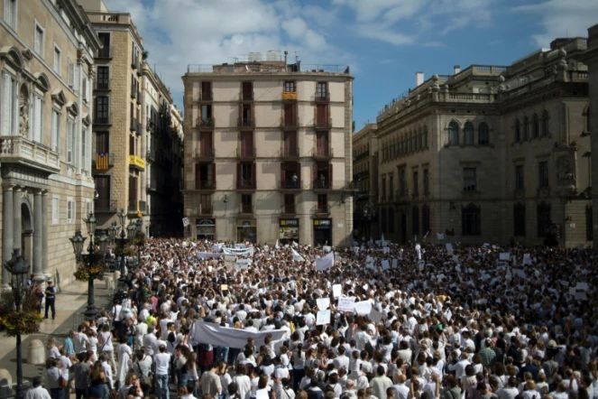 Des manifestants prônant le dialogue à Barcelone le 7 octobre 2017