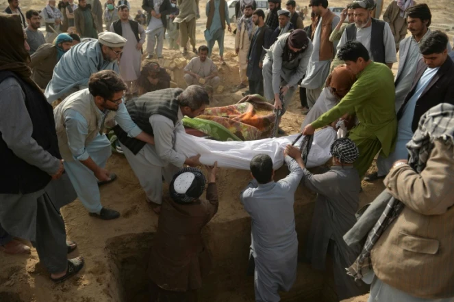 Mise en terre d'une des vicitme de l'une des victimes de l'attentat suicide d'hier dans un cimetière de Kunduz le 9 octobre 2021