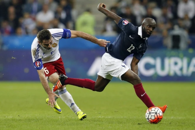 Le milieu de l'équipe de France Lassana Diarra (d) à la lutte avec l'Arménien Karlen Mkrtchyan en amical, le 8 octobre 2015 à Nice