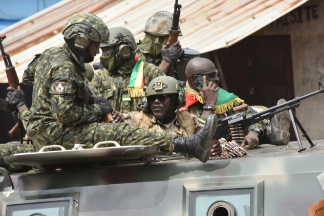 Des militaires paradent dans les rues de Conakry, après le coup d'Etat, le 5 septembre 2021