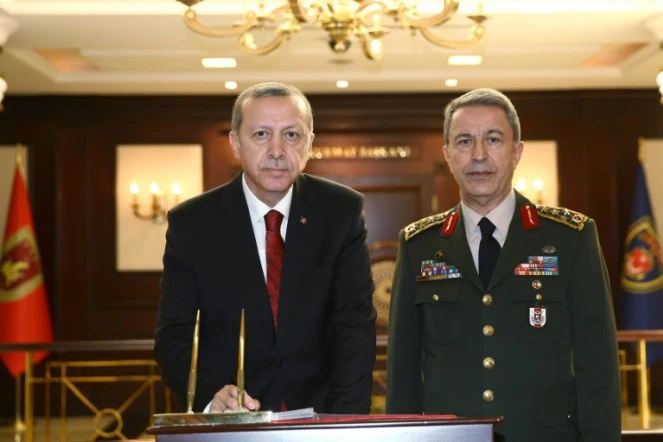 Le président turc Recep Tayyip Erdogan (g) et son chef d'état-major Hulusi Akar (d), le 16 juillet 2016 à Ankara
