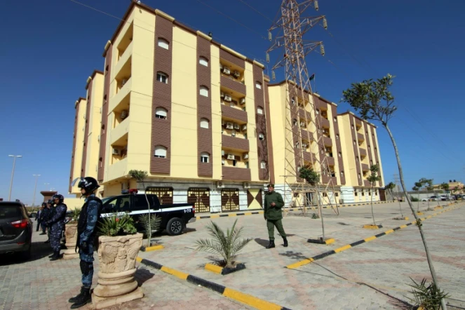 Des membres des forces de sécurité montent la garde devant le bâtiment du Parlement en mars 2021 à Tobrouk, en Libye
