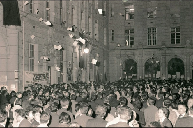 Des étudiants qui occupent la Sorbonne jettent des tracts par les fenêtres de la faculté, le 17 mai 1968, sur des Parisiens venus leur rendre visite