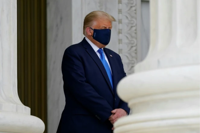 Le président américain Donald Trump se recueille devant le cercueil de la juge progressiste de la Cour suprême Ruth Bader Ginsburg à Washington le 24 septembre 2020