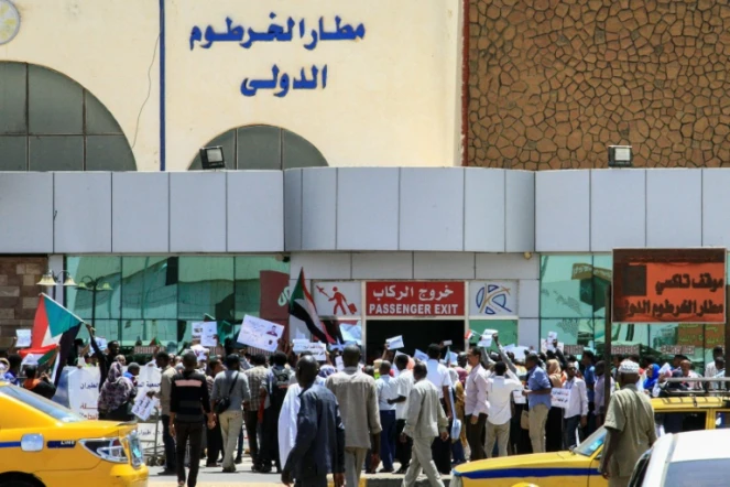 Des employés de l'aéroport de Khartoum manifestent le 27 mai 2019 devant le bâtiment de l'aéroport pour réclamer à l'armée un transfert du pouvoir à un gouvernement civil