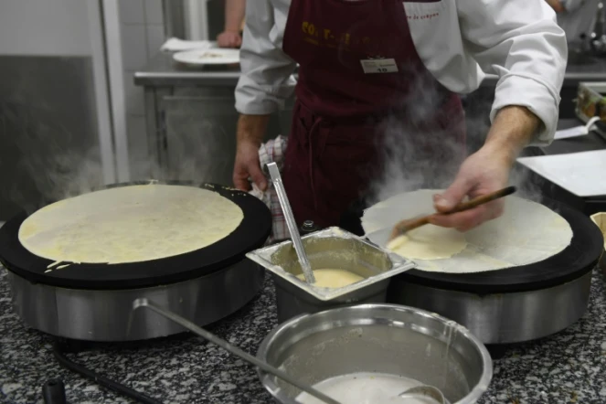 Vingt-cinq crêpiers venus de toute la Bretagne, et même au-delà, se succèdent derrière les fourneaux du Centre de formation des apprentis de Saint-Jouan-des-Guérets, près de Saint-Malo, dans une ambiance à la "Top Chef", les téléspectateurs en moins.