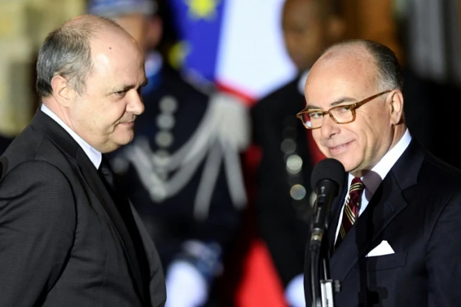 Bruno Le Roux et  Bernard Cazeneuve lors de la passation de pouvoirs au ministère de l'Intérieur le 6 décembre 2016 place Beauvau à Paris