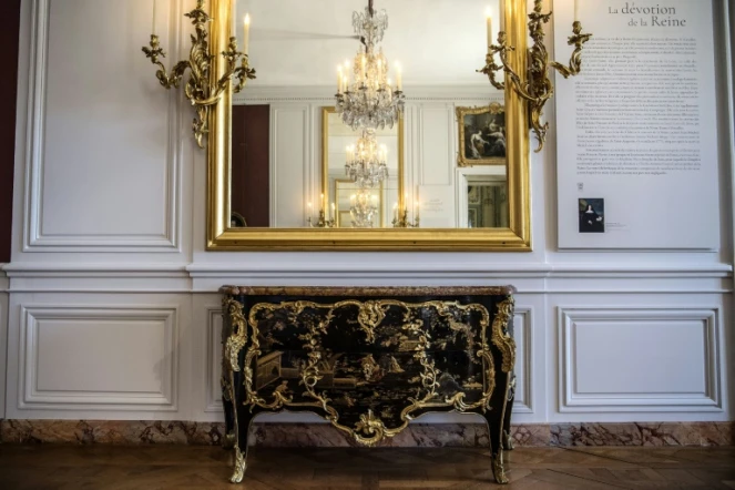 Une commode en laque noire du Japon, oeuvre de l'ébéniste Bernard II Van Riesen Burgh, dans la chambre de la Dauphine, le 5 juillet 2019 au Château de Versailles