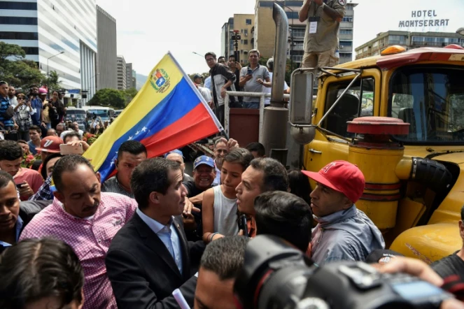 L'opposant vénézuélien Juan Guaido entouré par des partisans lors d'un rassemblement à appel des routiers, le 20 février 2019 à Caracas