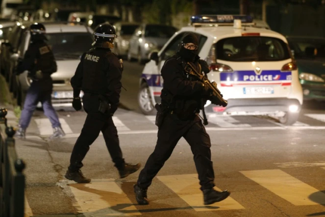 Des policiers interviennent à Villeneuve-la-Garenne pendant des incidents, le 20 avril 2020
