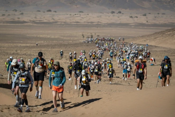 Les concurrents du 36e Marathon des Sables traversent le Sahara marocain vers Nord El Maharch, le 29 mars 2022 