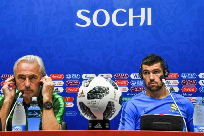 Le sélectionneur de l'Australie Bert van Marwijk (g) et le gardien Mathew Ryan e conférence de presse à Sotchi le 25 juin lors du Mondial 2018 en Russie