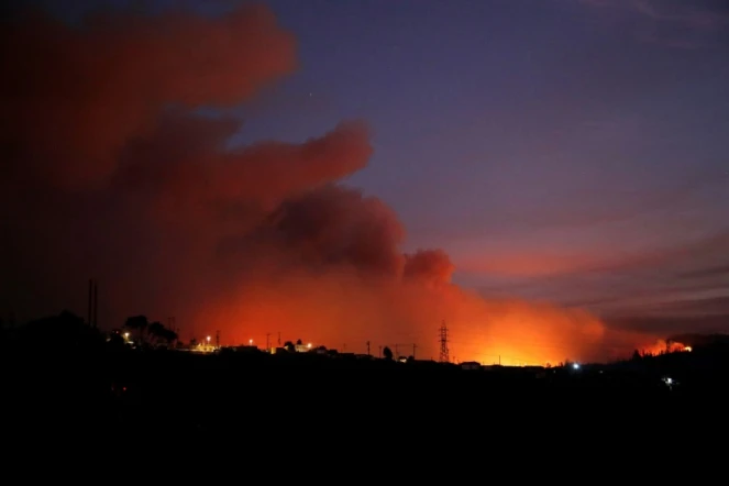 Un nuage de fumée provoqué par des feux de forêts à Vina del Mar dans la région de Valparaiso au Chili le 2 février 2024