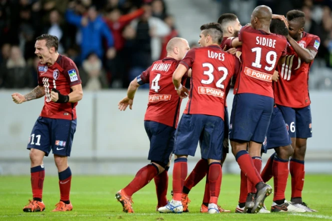 Les Lillois euphoriques après le but d'Adama Soumaoro contre Bordeaux en demi-finale de la Coupe de la Ligue, le 26 janvier 2016 à Lille