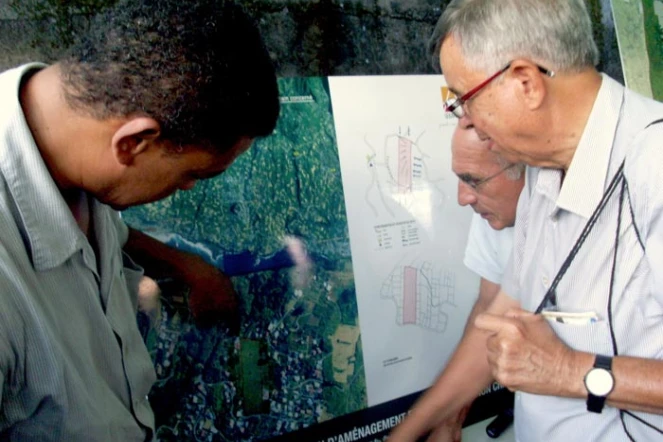 Vendredi 29 avril 2011: Rencontre entre la Semader, la Ville de Petite-Ile et la population sur les aménagements futurs (photo D.R)