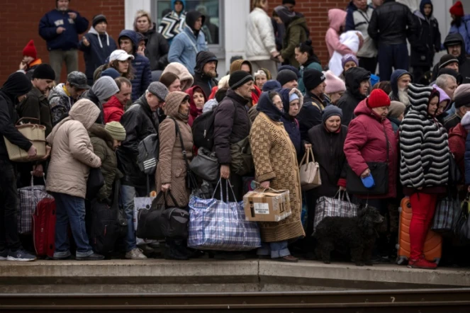 Des civils attendent de monter dans un train pour fuir la ville de Kramatorsk, dans l'est de l'Ukraine, le 5 avril 2022