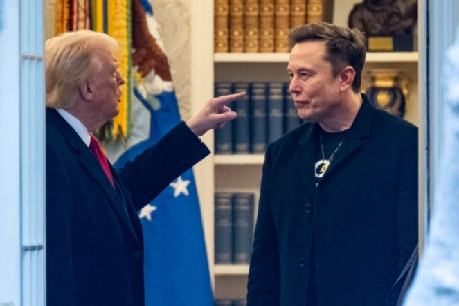 (ARCHIVES) Le président américain Donald Trump et Elon Musk (D) dans le Bureau ovale à Washington le 14 mars 2025

