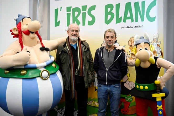 Didier Conrad (g) pose avec Fabrice Caro (alias Fabcaro) lors de la présentation du 40e album d'Astérix, le 16 octobre 2023 à Vanves, près de Paris