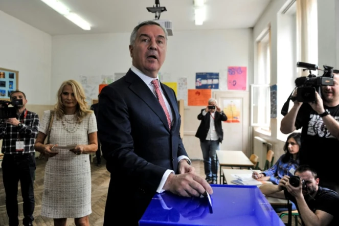 Milo Djukanovic, candidat à l'élection présidentielle du Parti des démocrates socialistes au pouvoir au Monténégro, vote à Podgorica le 15 avril 2018


