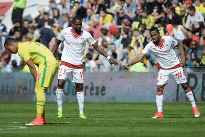 Le milieu de Bordeaux Younousse Sankharé (c) est congratulé par l'attaquant François Kamano (d) après avoir inscrit l'unique but contre Nantes à La Beaujoire, le 16 avril 2017