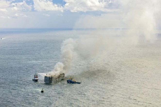 Vue aérienne des navires de secours luttant contre un feu à bord du cargo Fremantle Highway au large de l'île d'Ameland, le 26 juillet 2023 aux Pays-Bas