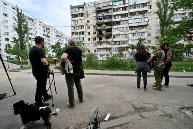 Un immeuble endommagé par une attaque de drone russe à Kiev, le 24 mai 2025