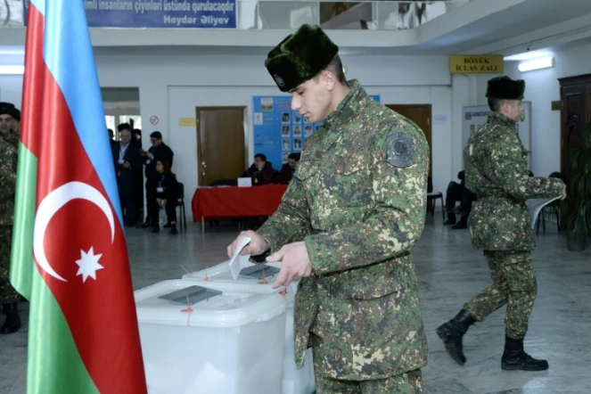 Des soldats votent dans un bureau à Bakou, le 9 février 2020 pour les élections législatives en Azerbaïdjan