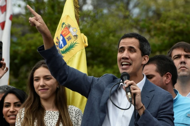 Juan Guaido qui s'est auto-proclamé président du Venezuela accompagné de sa femme Fabiana Rosales s'adresse à la foule lors d'un rassemblement à Caracas, le 26 janvier 2019 