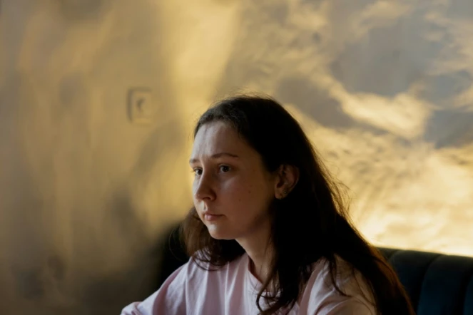 La journaliste ukrainienne Olha Kyrylenko, correspondante du média Ukraïnska Pravda, dans un café à Kramatorsk, dans la région de Donetsk, le 6 mai 2025