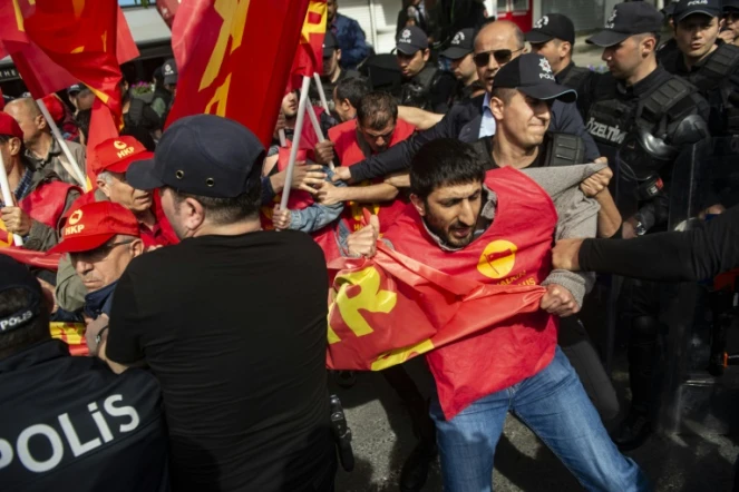 Des policiers arrêtent des manifestants qui voulaient défiler place Taksim, le 1er mai 2019 à Istanbul, en Turquie