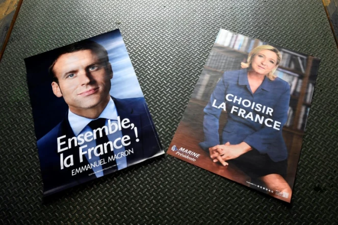 Des affiches électorales des finalistes de la présidentielle, le 26 avril 2017 à Gonesse près de Paris