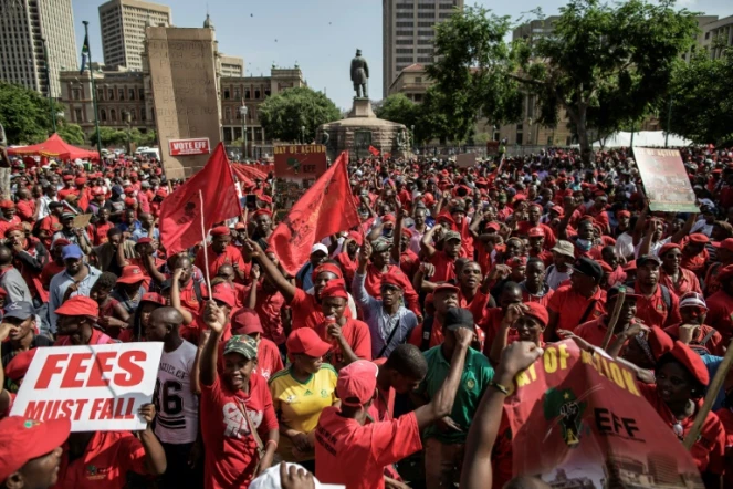Des partisans du parti des Combattants pour la liberté économique (EFF, gauche radicale) manifestent le 2 novembre 2016 devant un tribunal de Pretoria