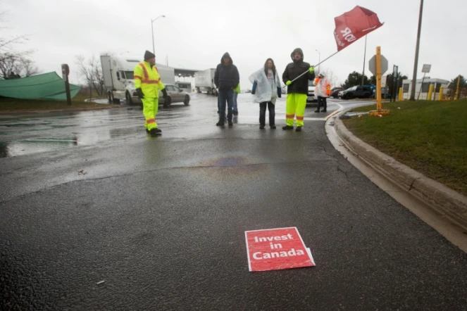 Des membres du syndicat Unifor bloquent un accès à l'usine GM d'Oshawa au Canada, le 26 novembre 2018
