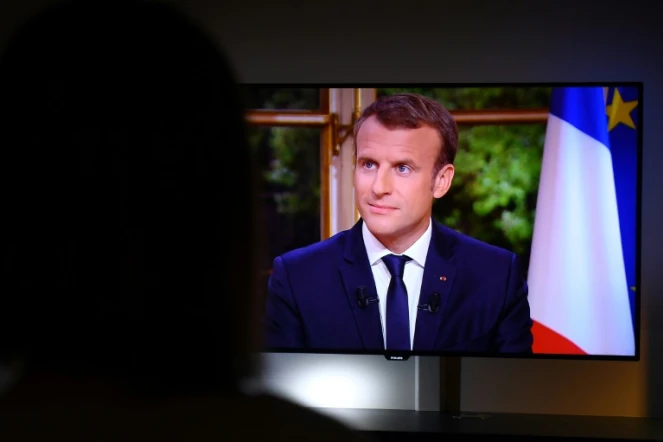 Une femme regarde l'interview télévisée du président Emmanuel Macron, le 15 octobre 2017 à Rennes