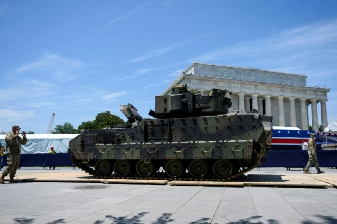 Un char Bradley devant le Lincoln Memorial, le 3 juillet 2019 à Washington, dans le cadre des préparatifs de la fête nationale du 4 juillet