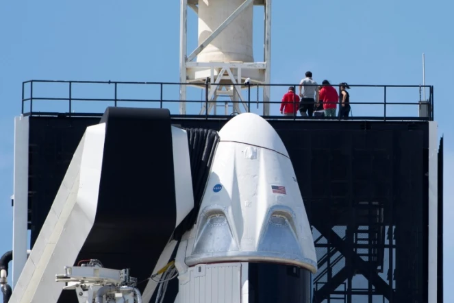 Une capsule Crew Dragon au sommet d'une fusée Falcon 9 de Space X, le 1er mars 2019 au Centre Spatial Kennedy, en Floride 