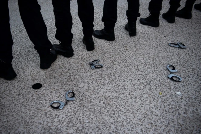 Des menottes jetées à terre par les policiers devant la Haute Cour de Marseille lors d'un rassemblement, le 11 juin 2020, pour protester contre les dernières annonces du ministre de l'Intérieur 
