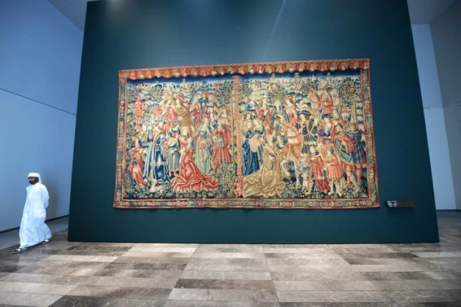 Un homme marche dans une des salles du Louvre Abu Dhabi lors d'une visite de presse, le 6 novembre 2017