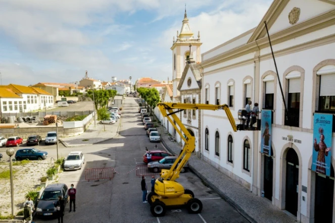 Une maison de retraite fait appel à une grue pour permettre aux proches des résidents de les voir en respectant la distanciation sociale, à Figueira da Foz au Portugal, le 7 mai 2020