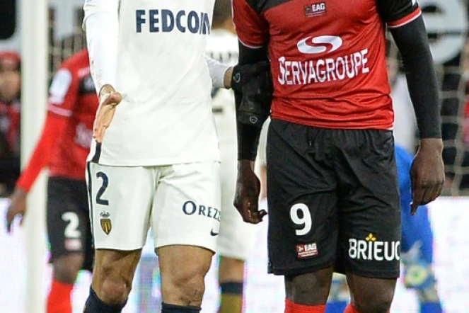 Le défenseur de Monaco Fabinho (g) auteur d'un penalty face à Guingamp au Roudourou, le 25 février 2017