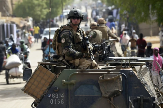 Soldats et blindés français de l'opération Barkhane, le 30 mai 2015 à Gao, dans le nord du Mali
