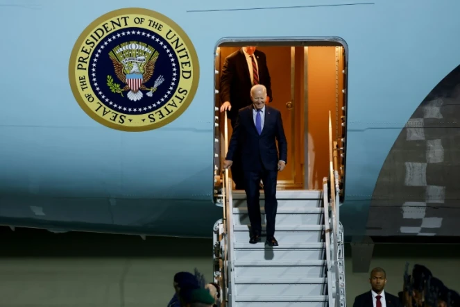 Le président américain Joe Biden descend d'Air Force One, le 17 octobre 2024 à l'aéroport de Berlin-Brandebourg à Schönefeld, en Allemagne