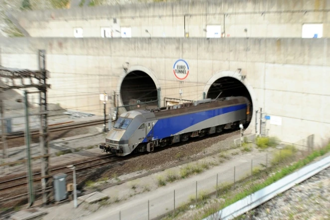 Une navette Eurotunnel sort du tunnel sous la Manche côté français le 1er juillet 2010